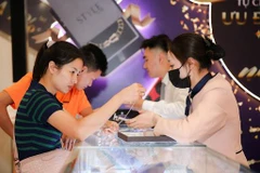 Các đơn vị bán lẻ đang tung ra nhiều chương trình kích cầu dịp lễ 8/3. (Ảnh minh họa: PV/Vietnam+)