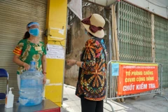 Lực lượng phụ nữ phường Bạch Mai tham gia chốt trực kiểm soát tại địa bàn. (Ảnh: Minh Hiếu/Vietnam+)