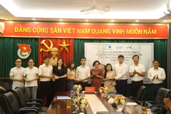 Thành đoàn Hà Nội trao 30 cặp nhẫn cưới cho 30 cặp đôi có hoàn cảnh khó khăn tại Hà Nội. (Ảnh: PV/Vietnam+) 