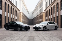 Hai mẫu xe Camry 2.0Q và 2.5HV hoàn toàn mới. (Ảnh nguồn: TMV)