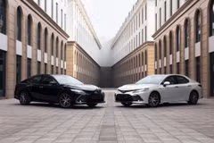 Hai mẫu xe Camry 2.0Q và 2.5HV hoàn toàn mới. (Ảnh nguồn: TMV)