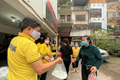 Những bữa cơm ấm tình người tới bệnh nhân nghèo Bệnh viện Nhi TW