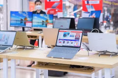 Nhiều mẫu laptop đang được giảm giá mạnh. (Ảnh: PV/Vietnam+)