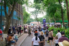 Hà Nội: Công viên Thủ Lệ chật kín người trong ngày đầu nghỉ lễ 30/4