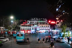 Ngắm nhìn Hà Nội lung linh sắc màu về đêm trên xe buýt hai tầng 