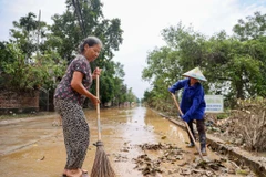 Một số khu vực ở Thanh Trì vẫn chưa rút nước, người dân sinh hoạt khó khăn