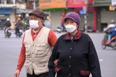 [Video] Người dân Hà Nội thích thú đón cái lạnh trong đợt rét đầu Đông