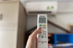 Sử dụng các thiết bị chuyên dụng như điều hòa (chế độ khô), máy hút ẩm để căn phòng khô ráo trong những ngày ẩm ướt. (Ảnh: PV/Vietnam+)