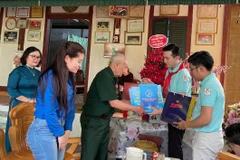 Tuổi trẻ Thủ đô thăm hỏi, tặng quà cựu binh Nguyễn Công Nuôi. (Ảnh: PV/Vietnam+)