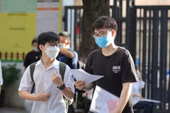 Hình ảnh các thí sinh Hà Nội bắt đầu bước vào kỳ thi lớp 10 năm 2022