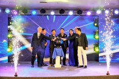 Đại diện Tập đoàn FAW chính thức hợp tác với Công ty Cổ phần Năng lượng và Đầu tư Long Giang để phân phối xe đầu kéo 1 cầu tại Việt Nam. (Ảnh: M.H/Vietnam+)
