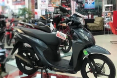 Honda Vision tiếp tục đứng top đầu các mẫu xe tay ga khan hàng, đội giá bán cao trong thời điểm hiện tại. (Ảnh: PV/Vietnam+)