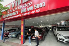 Các đại lý kinh doanh ôtô đang phải chịu lỗ vì phải giảm giá mạnh chạy theo xe mới. (Ảnh: PV/Vietnam+)