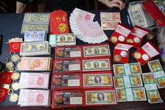 Đa dạng các loại tiền kỷ niệm hình con Rồng cho dịp Tết Nguyên đán Giáp Thìn 2024. (Ảnh: PV/Vietnam+)