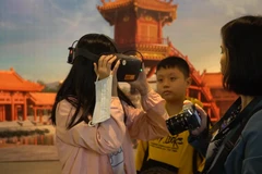 Trải nghiệm thực tế ảo 3D chùa Một Cột thu hút khách dịp cuối tuần