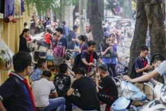 [Photo] Người dân Hà Nội vẫn chủ quan, vi phạm về phòng dịch COVID-19