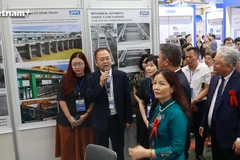 Các doanh nghiệp môi trường đến từ Busan đã giới thiệu tới đại biểu, khách tham quan triển lãm những sản phẩm hiện đại, tiên tiến của mình. (Ảnh: Minh Hiếu/Vietnam+)
