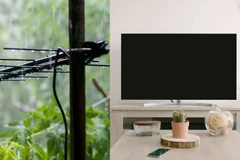 Để thiết bị điện tử không sử dụng khi vẫn cắm điện trong thời tiết ẩm ướt dễ khiến thiết bị hỏng. (Ảnh minh họa: Pointer Clicker)