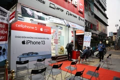 Khách hàng chờ mua iPhone 13 tại hệ thống điện thoại CellphoneS 306 phố Cầu Giấy, Hà Nội.
