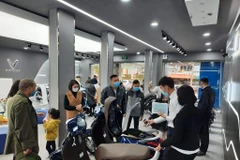 Nhiều người dân đang tìm đến phương tiện xe máy điện thay thế cho xe máy xăng truyền thống trong bối cảnh xăng đang tăng giá. (Ảnh: PV/Vietnam+)
