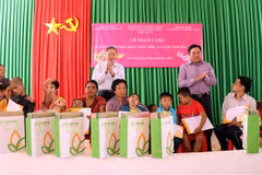 Thượng tướng Nguyễn Văn Rinh, Chủ tịch Hội nạn nhân da cam/Dioxin Việt Nam, tặng quà nạn nhân Da cam tỉnh Sóc Trăng. (Ảnh: Trung Hiếu/TTXVN)