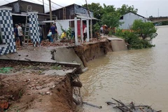 Hiện trường vụ sạt lở tại ấp Phụng Tường 1, xã Song Phụng (huyện Long Phú). (Ảnh Chanh Đa/TTXVN)