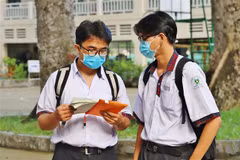 Thí sinh tại điểm Trường Trung học phổ thông Lê Quý Đôn (Quận 3, Thành phố Hồ Chí Minh) thi môn Ngữ văn sáng 9/8. (Ảnh: Hồng Giang/TTXVN)