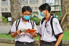 Thí sinh tại điểm Trường Trung học phổ thông Lê Quý Đôn (Quận 3, Thành phố Hồ Chí Minh) thi môn Ngữ văn sáng 9/8. (Ảnh: Hồng Giang/TTXVN)