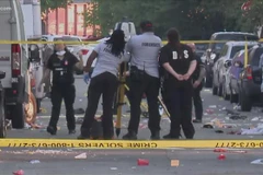 Lực lượng chức năng điều tra tại hiện trường vụ nổ súng ở thủ đô Washington, DC, Mỹ. (Ảnh: Wusa9/TTXVN)