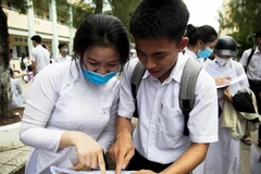 Các thí sinh thảo luận sau khi hoàn thành bài thi. (Ảnh: Hồng Đạt/TTXVN)