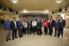 Đại sứ Nguyễn Anh Tuấn và các Đại sứ chụp ảnh chung với Tổng thống Ukraine, Volodimir Zelensky. (Ảnh: TTXVN phát)