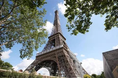 Tháp Eiffel tại thủ đô Paris, Pháp. (Ảnh: THX/TTXVN)