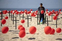 Lễ tưởng niệm những người tử vong do COVID-19 tại Rio de Janeiro, Brazil. (Ảnh: AFP/TTXVN)