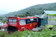Hiện trường vụ tai nạn xe khách trên Quốc lộ 279 (Điện Biên). (Ảnh: Phan Tuấn Anh/TTXVN)