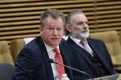 Trưởng đoàn đàm phán Brexit của Anh David Frost (trái) trong cuộc đàm phán về thỏa thuận hậu Brexit với đại diện Liên minh châu Âu ở Brussels, Bỉ ngày 29/6. (Ảnh: AFP/TTXVN)