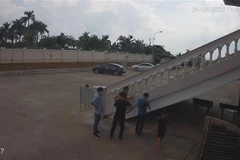 Công an khám nghiệm hiện trường, điều tra, làm rõ vụ việc. (Ảnh: Cắt từ camera)