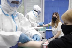 Tiêm phòng vắcxin ngừa bệnh COVID-19 cho người dân ở Nga. (Ảnh: Moskva News Agency/TTXVN)