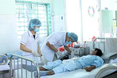 Bác sỹ thăm khám bệnh nhân AIDS. (Ảnh: Xuân Khu/TTXVN)