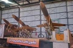 Iran giới thiệu tên lửa đất đối đất mới và tên lửa tầm thấp mới tại Tehran. (Ảnh: IRNA/TTXVN)