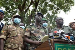 Phó Tư lệnh đồng thời là người phát ngôn của lực lượng binh biến Mali Ismael Wague (giữa) trong cuộc họp báo ở Kali ngày 19/8. (Ảnh: AFP/TTXVN)