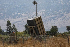 Hệ thống phòng thủ tên lửa Vòm Sắt của Israel tại thị trấn Bet Hillel, miền bắc Israel. (Ảnh: AFP/TTXVN)
