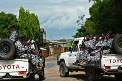 Lực lượng an ninh Burundi được triển khai tới hiện trường một vụ tấn công ở Bujumbura. (Ảnh: AFP/TTXVN)