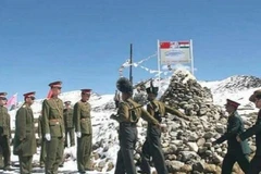 Binh sỹ Trung Quốc và Ấn Độ tại biên giới hai nước. (Nguồn: timesnownews.com)