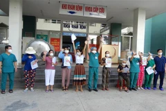 Bệnh nhân mắc COVID-19 khỏi bệnh và được xuất viện. (Ảnh: TTXVN phát)