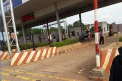 Xe tải lao vào trạm thu phí, nhiều người may mắn thoát chết