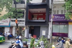 Hiện trường bung bét vì kính vỡ và vật dụng bị phá hủy.