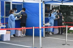 Một điểm lấy mẫu xét nghiệm COVID-19 tại Seoul, Hàn Quốc. (Ảnh: AFP/TTXVN)