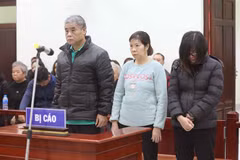Từ trái qua phải, các bị cáo gồm tài xế Doãn Quý Phiến, nhân viên giám sát trên xe Nguyễn Bích Quy và Nguyễn Thị Bích Thủy (giáo viên chủ nhiệm lớp 1 Tokyo, Trường Gateway). (Ảnh: Doãn Tấn/TTXVN)