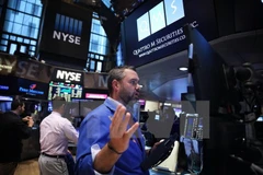 Giao dịch viên làm việc tại sàn giao dịch chứng khoán New York. (Nguồn: AFP/TTXVN)