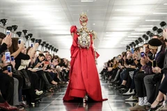 Alexis Roche còn đảm nhận vai trò stylist của các show diễn tại nhà mốt Maison Margiela, như với show diễn Haute Couture Xuân Hè 2015 vừa qua.